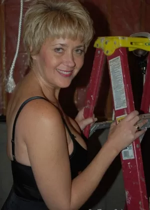 Соло девушка с короткими волосами снимает с себя лифчик и трусики перед дилдо