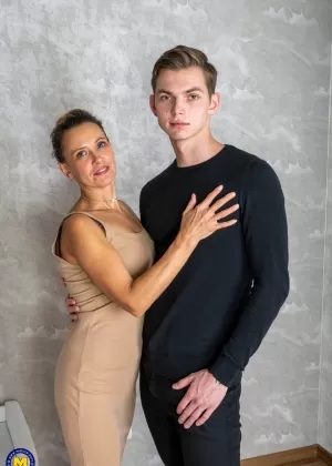 Любительские цыпочки щупают друг другу сиськи в белых футболках и джинсах