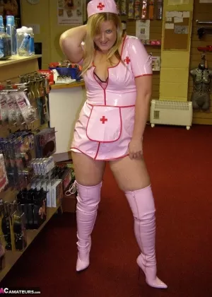 Феноменальная блондинка дразнит кудрявую милфу Лару на фотосессии