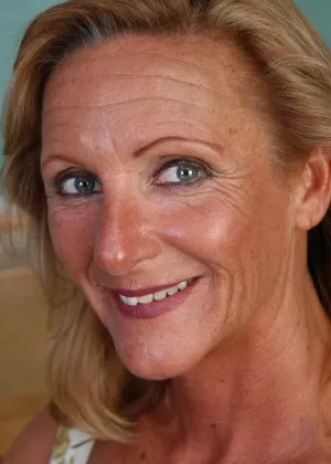 Пожилая школьная учительница Джинджер раздевается для растяжки влагалища в классе