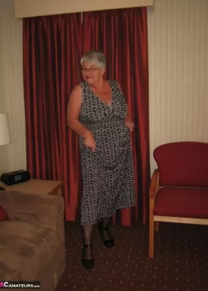 Коротко стриженная Нэн Бет Маккенна сбрасывает свое нижнее белье, прежде чем отсосать член