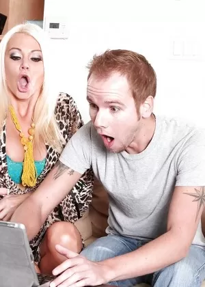 Пикантная европейская порнозвезда блондинка Никита Фон Джеймс демонстрирует свои большие сиськи