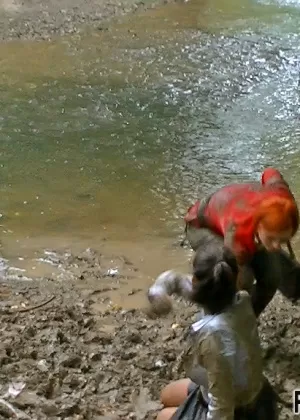 Одетые лесбиянки промокают насквозь после того, как попадают в наземный бассейн