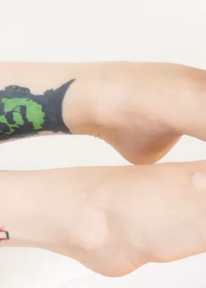 Татуированная женщина Сьерра Кюре вылила сперму на свои босые ноги после траха