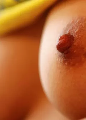 Симпатичный японский подросток Идзуми нерешительно обнажает свои сиськи и кусты