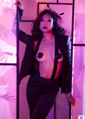 Модель с разворотом Лили Лав стоит обнаженной, демонстрируя свое великолепное тело