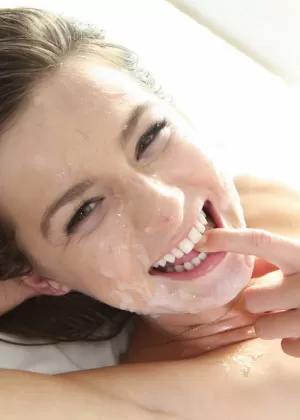 Голая женщина Эйвери Мун радует своего парня сочетанием дрочки и минета