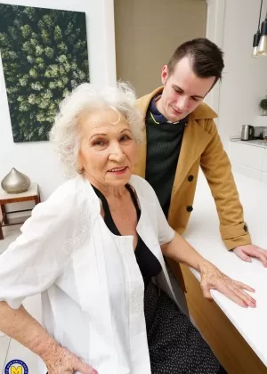 Похотливые бабушки трахаются и кончают на своего молодого игрушечного мальчика