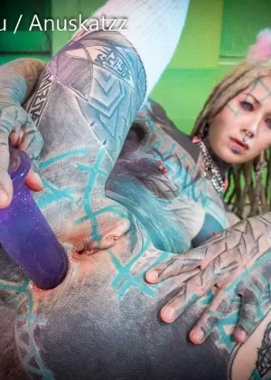 Татуированная женщина с короткими волосами отсасывает 2 члена в конце ММФ втроем