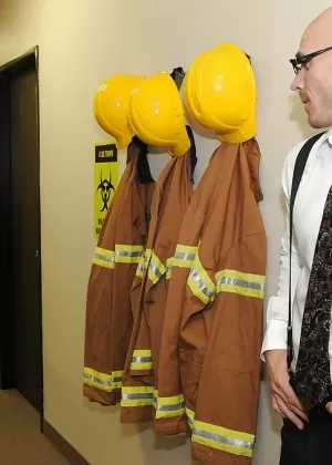 Миниатюрные подростки Хедди и Дульси трахаются в жопу во время секса втроем