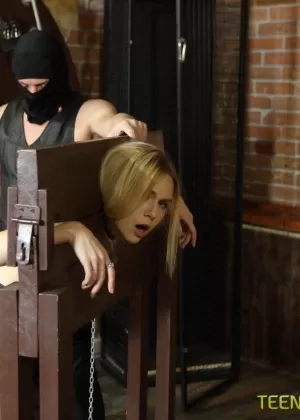 Девушка-подросток с большой грудью Баффи Болл затыкает рот своему парню, прежде чем приступить к фемдом-играм