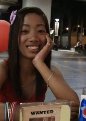 Восточная любительница Эми скользит по огромному стволу и получает сперму на подбородок и шею