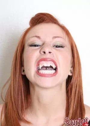 Натуральная рыжеволосая Скарлетт носит вампирские клыки и чулки для тела в сольном действии