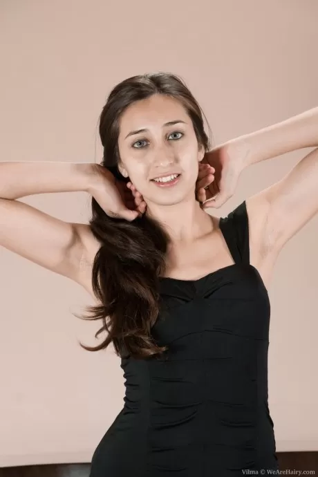 Молодая девушка-одиночка демонстрирует свою натуральную киску в дебютной позе о 1