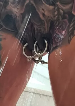 Голая молоденькая Эвелин Нил получает сперму на свою подстриженную пизду после секса на кровати