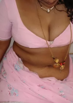 Индийская толстушки Рупали снимает с себя одежду, пока она не сидит голая на своей кровати