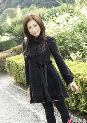 Молодая девушка-одиночка Зои Вайолет впервые обнажает свои задорные сиськи