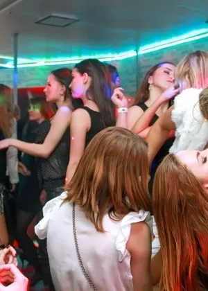 Большая сиськастая блондинка Флоран Рассел соблазняет своего шурина, пока он принимает душ