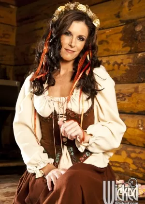 Горячие медсестры фаллоимитатором трахают пациентку во время межрасового лесбийского действа