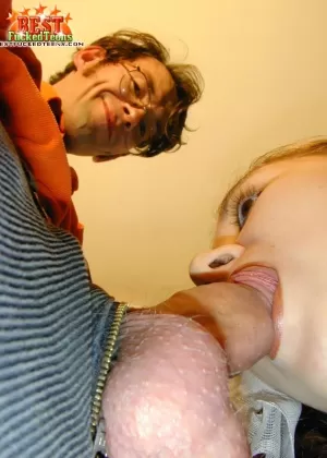 Молодая русская девушка с рыжими волосами обменивается оральными услугами перед тем, как ее трахнут