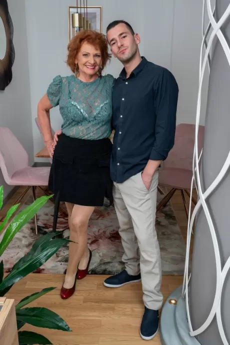 Рыжеволосая Нэн кончает в кремовый пирог после секса со своим молодым л 1