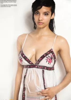 Великолепная индийская мамаша в нижнем белье обнажает свои огромные сиськи и сочную пизду