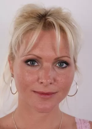 Симпатичная любительская милфа Катерина предлагает крупным планом маленькие сиськи крошечную бритую киску