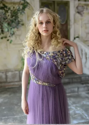 Блондинка гламурная красотка Анжелика Д демонстрирует шикарную молоденькую попку на открытом воздухе