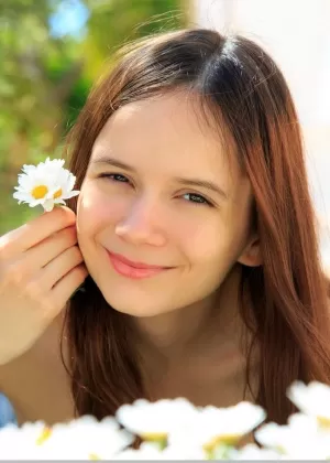 Молодая модель Эйби Шайн подчеркивает свою тугую попку и пизду обнаженной