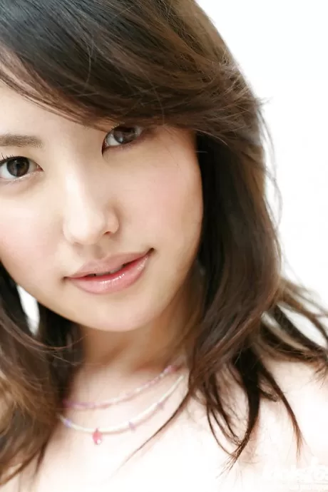 Горячая азиатская красотка Такако Китахара обнажает свои большие сиськи и волосатую киску