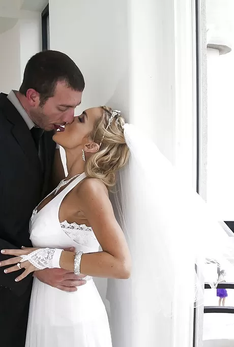 Пышная блондинка невеста делает минет и получает жес 1