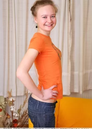 Молодо выглядящая белая девушка заколола волосы наверх во время мастурбации голышом