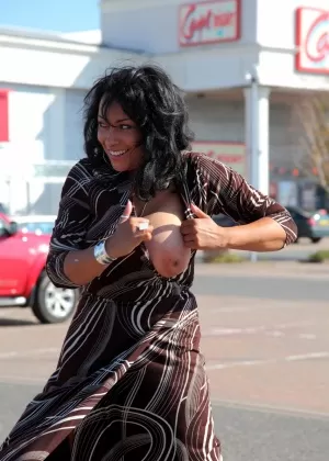 Чернокожая британская цыпочка Сэмми Блэк обнажает свои огромные сиськи во время раздевания