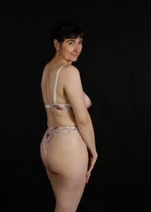 Пухленькая любительская милфа Свит Сьюзи сбрасывает лифчик бикини, чтобы позировать топлесс в лесу