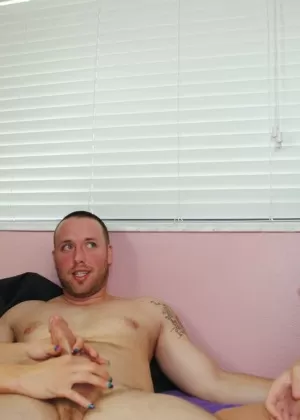 Распутные молодые брюнетки с большими сиськами по очереди гладят большой член