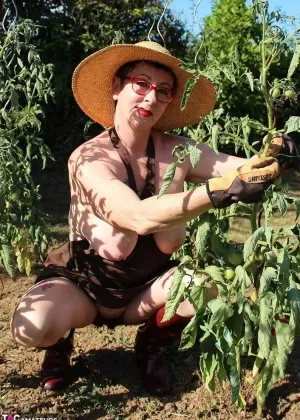 Зрелая любительница AwesomeAshley доставляет удовольствие себе и тому, с кем она встречается