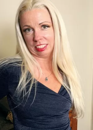 За 30 блондинка Бет впервые раздевается полностью догола