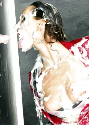 Женщина-турист Скай Тейлор вынуждена есть сперму развратной парочкой