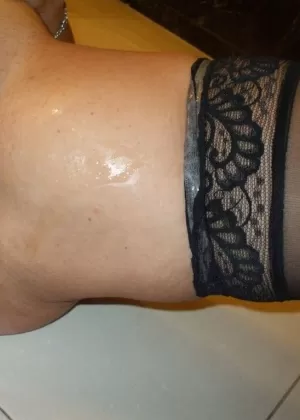 Грудастая блондинка Валентина Джуэлс щеголяет красными губами во время секса от первого лица под черным светом