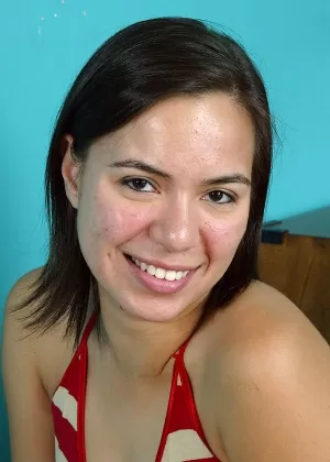 Азиатка-новичок Лин освобождает волосатую киску от нижнего белья в белых носках