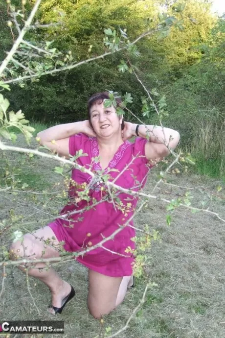 Коротко стриженная зрелая сучка кудрявая Кэрол раздевается догола и шал 4