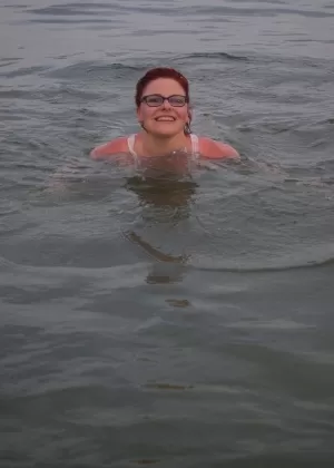 Потрясающе выглядящая блондинка Никки Бенц делает отличный минет на открытом воздухе