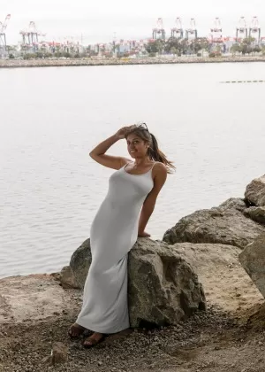 Великолепные любительские красотки раздеваются догола на пляже и играют на песке