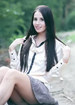 Темноволосая молоденькая Ванесса демонстрирует свою лысую киску на проселочной дороге