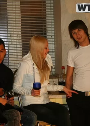 Восхитительная любительская брюнетка-подросток, демонстрирующая свое сексуальное тело