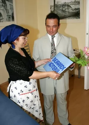 Пожилая леди с ожерельем Сидни Лейн сосет молодой член и получает сперму