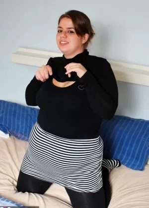 Подросток толстушки показывает свои большие сиськи и соски в своей сольной сцене мастурбации