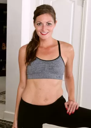 Стройная зрелая женщина Вероника Джонсон снимает одежду для йоги, чтобы позировать обнаженной