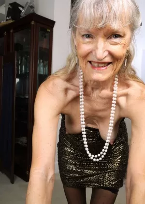 Пожилая леди Линда Джонс надевает коктейльное платье для своего первого выступления обнаженной модели