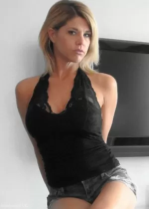 Британская фетиш-модель Леди Сара с завязанными глазами принимает член раком